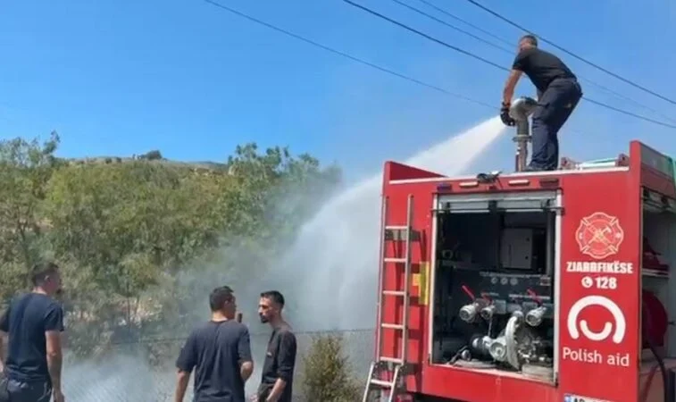 Mallakastër, zjarri rrezikon banesat në Riban! Evakuohen 15 familje, ndërhyhet me helikopter e avion! Policia: Hetime për zjarrvënie të qëllimshme, disa të shoqëruar (VIDEO)