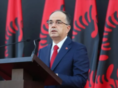 Presidenti Begaj thirrje protestuesve: Jam i gatshëm t’ju dëgjoj, zyra ime është e hapur