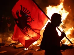 BILD jehonë protestës në Tiranë: Përplasje, zjarr dhe thirrje kundër Ramës