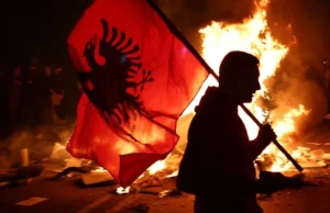 BILD jehonë protestës në Tiranë: Përplasje, zjarr dhe thirrje kundër Ramës